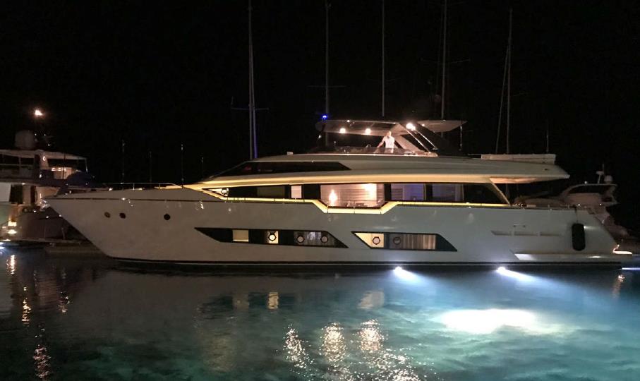 2017 FERRETTI YACHTS 850 